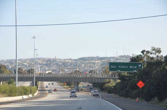 Dirigindo nas freeways de San Diego, na Califórnia - EUA